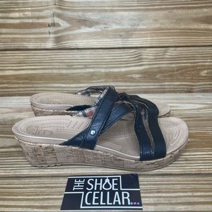 Crocs Womens 7 Sandals Slip On Black Strap Low Heel Shoes Casual Comfort